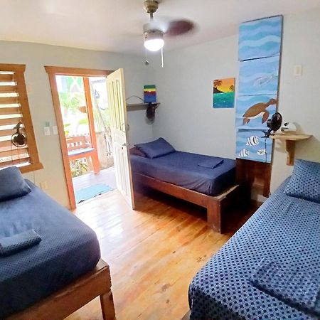 Roatan Backpackers' Hostel Sandy Bay Екстер'єр фото