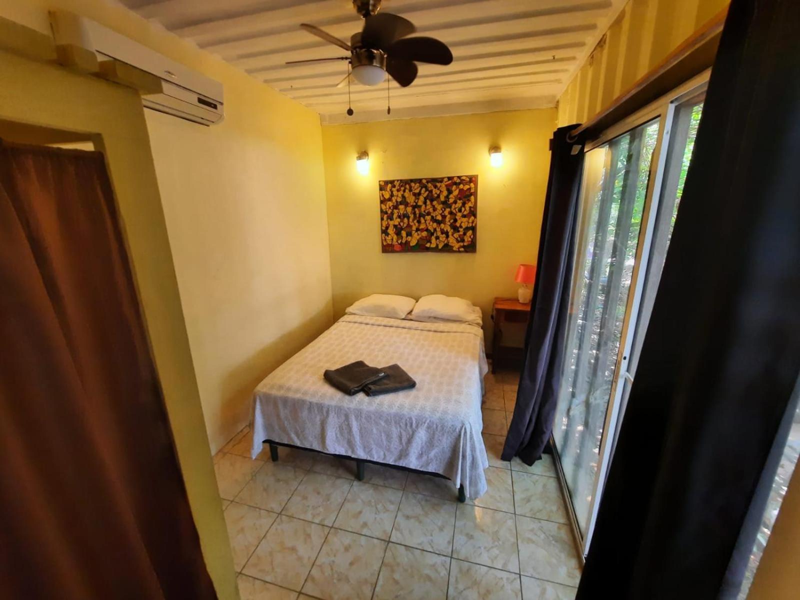 Roatan Backpackers' Hostel Sandy Bay Екстер'єр фото