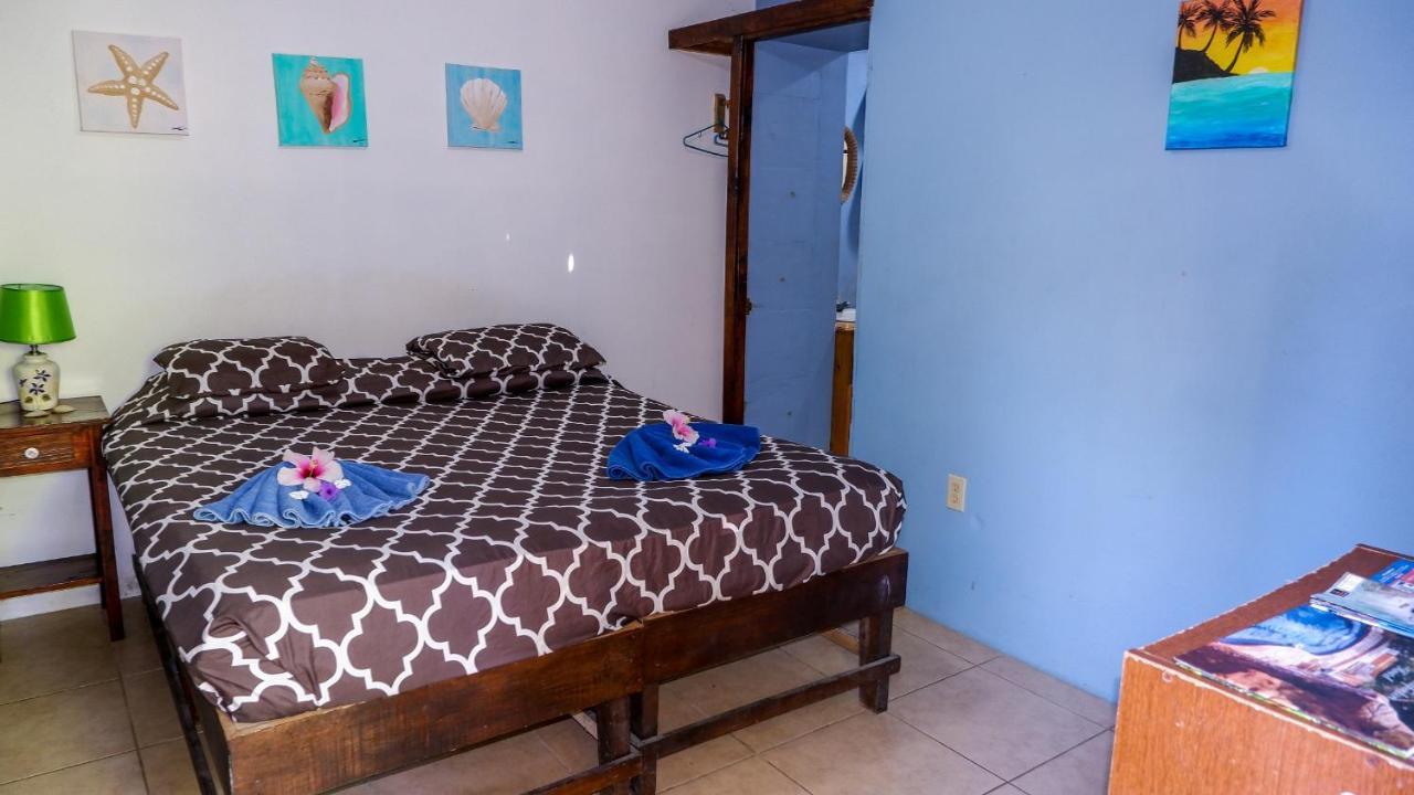 Roatan Backpackers' Hostel Sandy Bay Екстер'єр фото