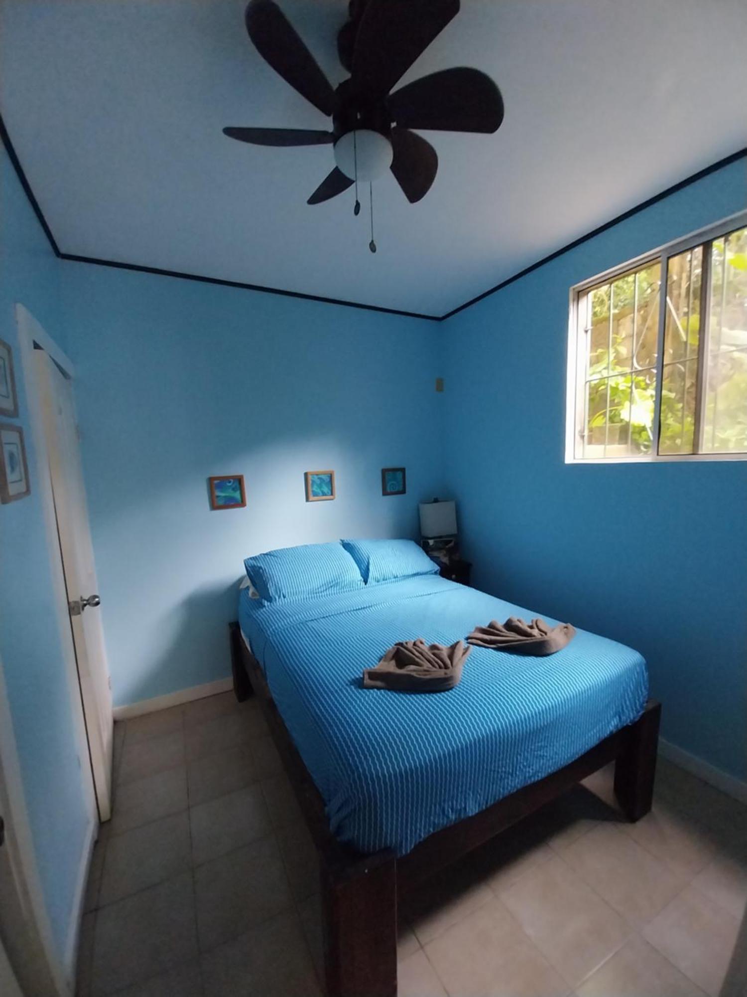 Roatan Backpackers' Hostel Sandy Bay Екстер'єр фото