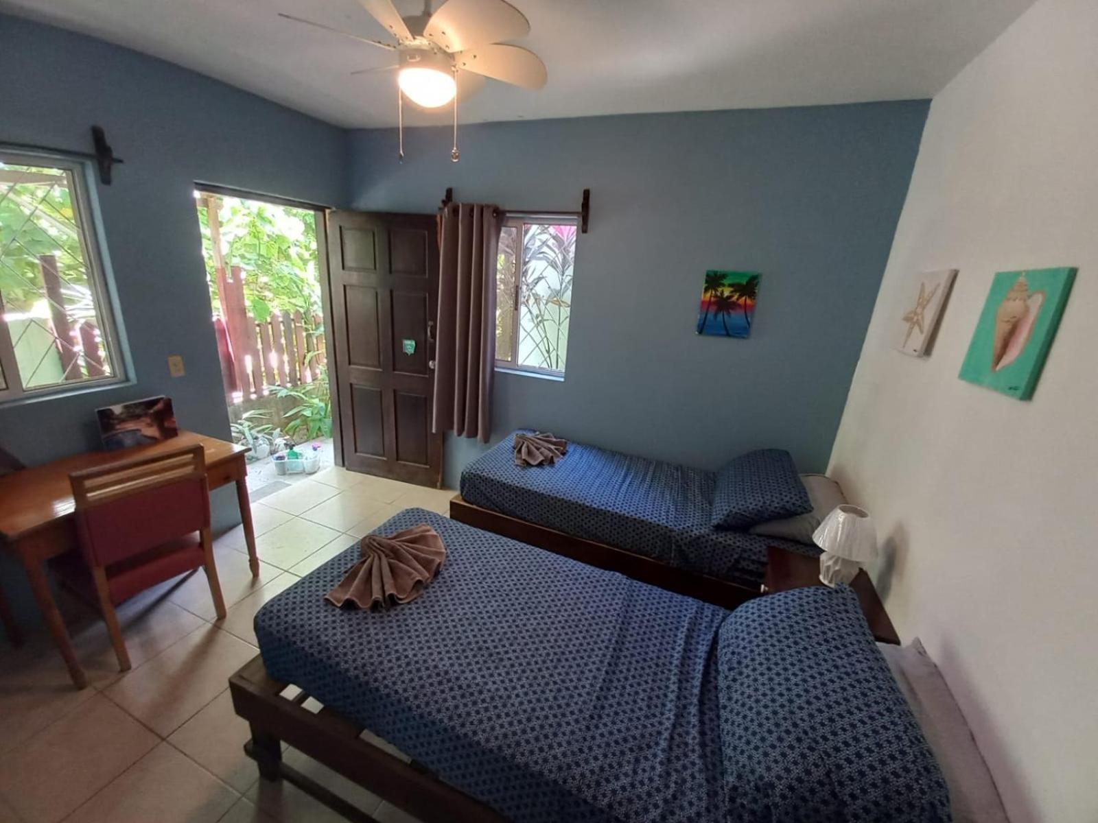 Roatan Backpackers' Hostel Sandy Bay Екстер'єр фото