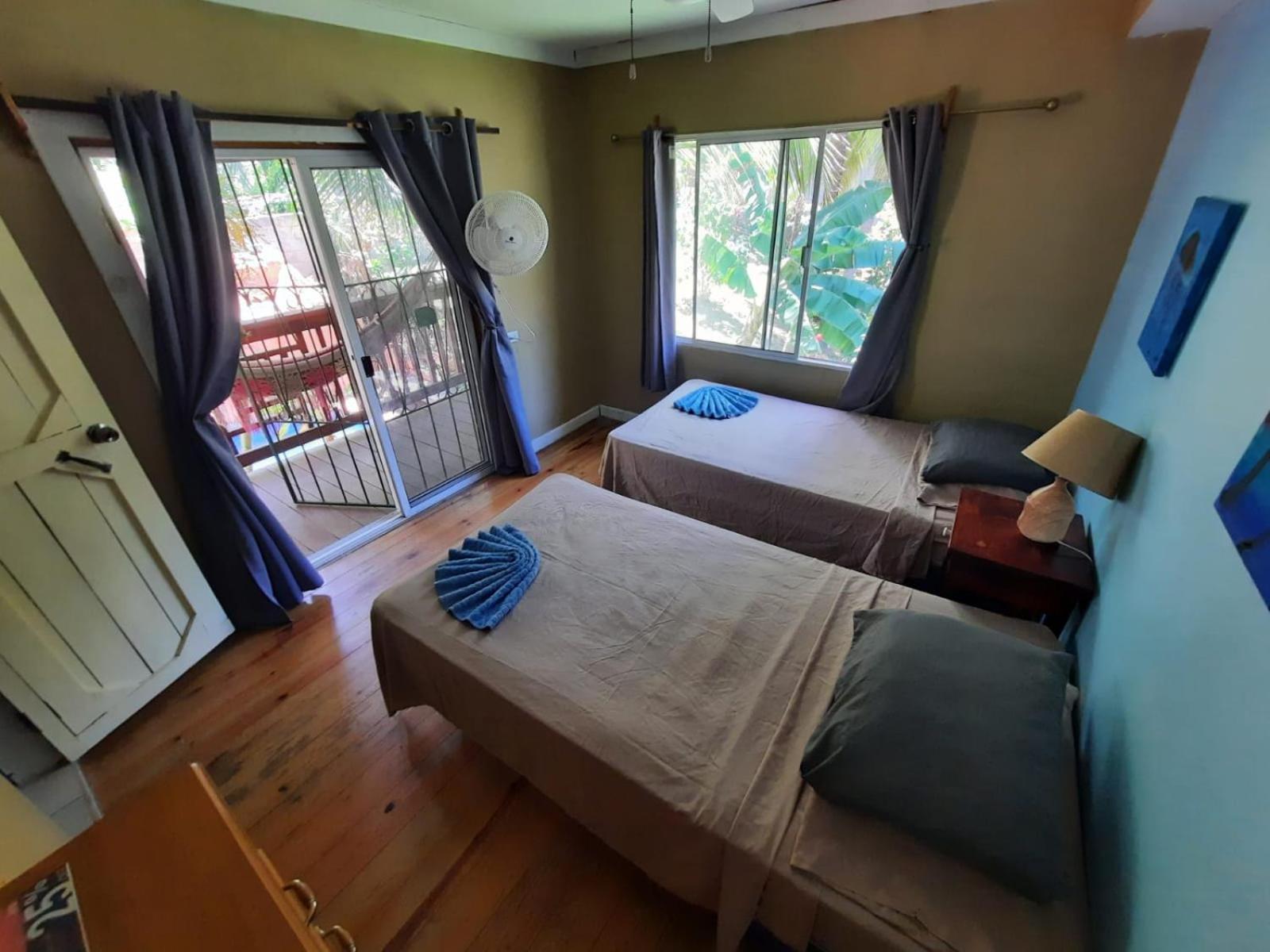 Roatan Backpackers' Hostel Sandy Bay Екстер'єр фото